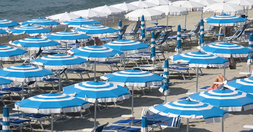 Concessioni balneari, nel calcolo dell’indennizzo entrano i beni ammortizzati ma non gli abusi edilizi